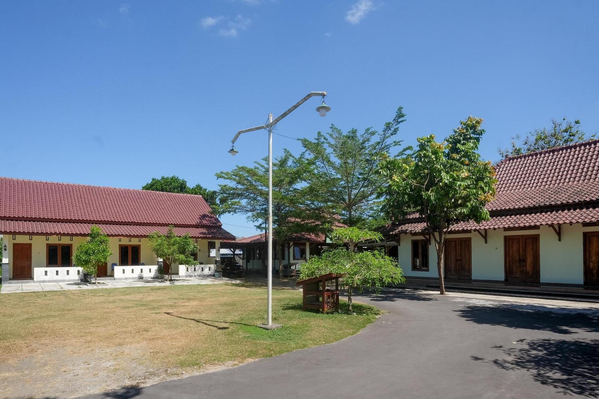 Reddoorz Syariah Near Alun Alun Wonosari Hotel Exterior photo